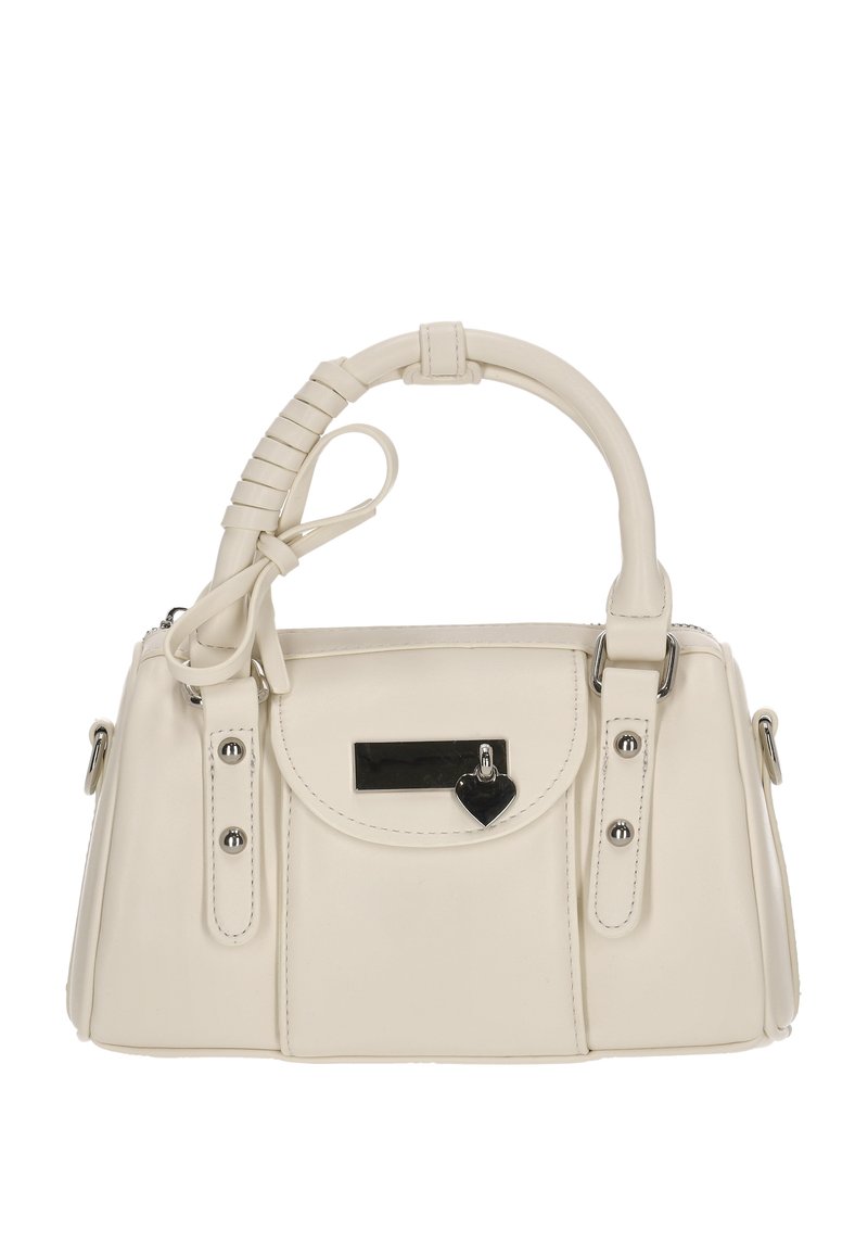 Bolso color crema de material de cuero, forma estructurada, asa corta con detalle envolvente, herrajes en tono plateado y acento en forma de corazón.