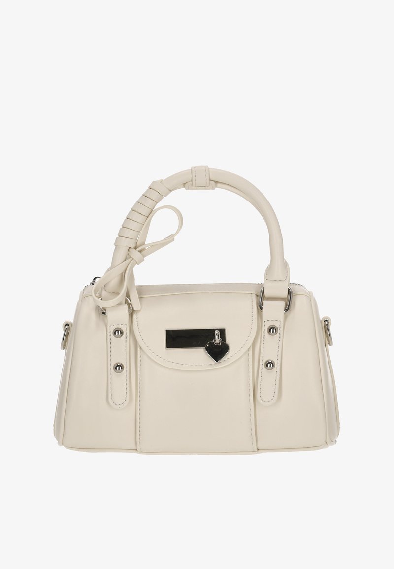 Bolso color crema de material de cuero, forma estructurada, asa corta con detalle envolvente, herrajes en tono plateado y acento en forma de corazón.