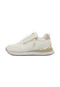 Zapatillas blancas con parte superior de cuero texturizado, acentos dorados, característica de cremallera lateral, suela acolchada y suela exterior de color marrón claro en contraste.