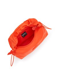 Orange pouch-väska med en samlad dragskoöppning, dragkedjestängning och en slät, glänsande yta. Har en intern märkesetikett.