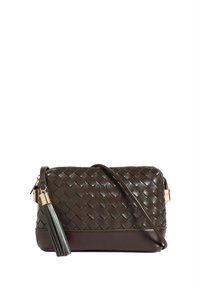 Hnedá tkaná kožená crossbody taška s hladkým dnom, odnímateľným popruhom a akcentom v podobe strapca. Obsahuje zlaté kovanie.