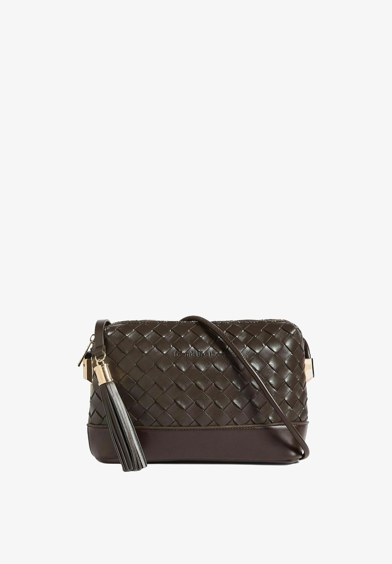 Borsa a tracolla in pelle intrecciata marrone con base liscia, tracolla staccabile e accento a frange. Presenta hardware in tonalità oro.