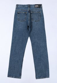 Jeans in denim blu con taglio dritto, cinque tasche e una trama sbiadita. Presentano un'etichetta nera in vita e una semplice cucitura.