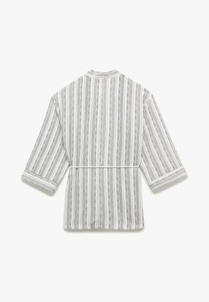 Túnica tipo kimono a rayas en gris claro y blanco. Presenta mangas de tres cuartos, una cintura con cinta y un acabado de tejido texturizado.