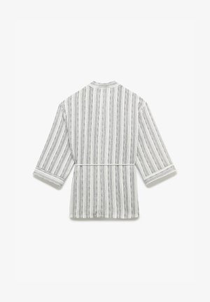 Stripet kimono-stil morgenkåbe i lys grå og hvid. Har trekvartærmer, bånd i taljen og en tekstureret stoffinish.
