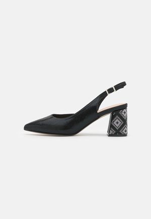 Zapatos de tacón negro tipo slingback con punta afilada, textura brillante y tacón de bloque con un patrón geométrico y acentos de strass.