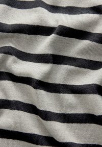 Tissu tricoté présentant des rayures horizontales alternées gris et noir, avec une texture douce et une légère élasticité, mettant en valeur un design décontracté.