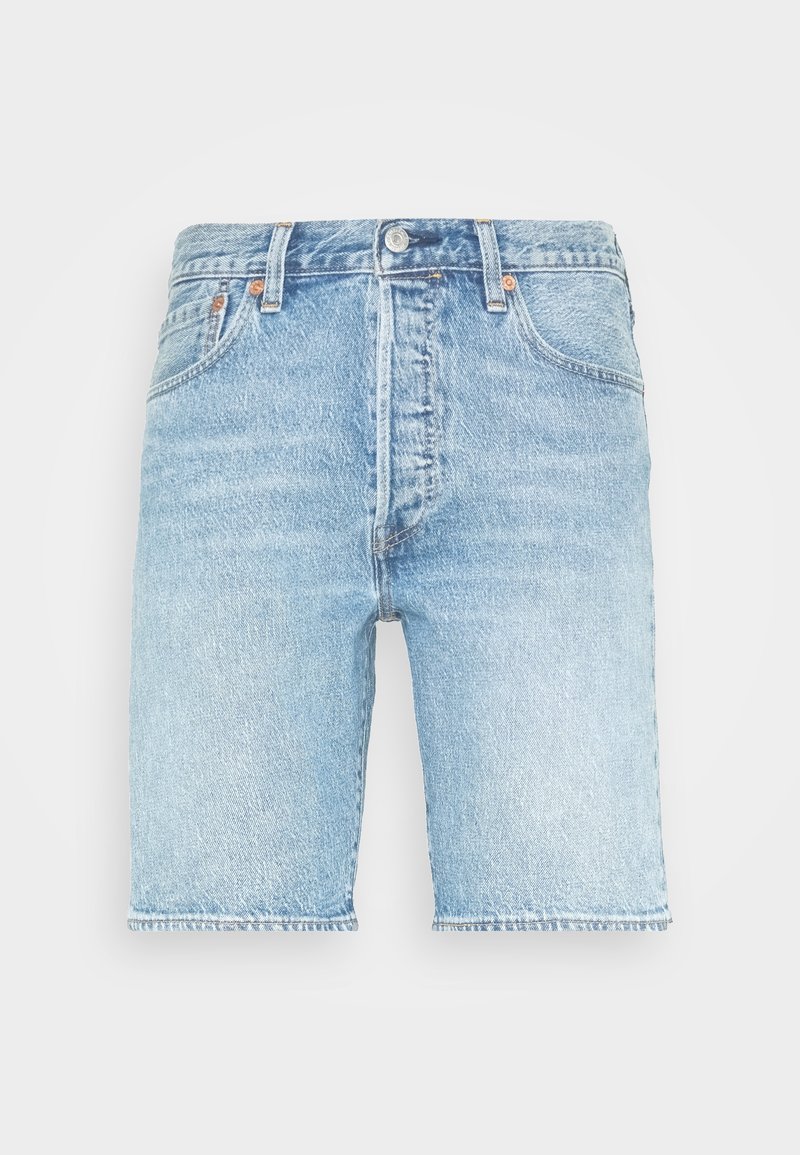 Shorts en denim bleu clair avec une coupe droite, un design à cinq poches et des ourlets effilochés. Dotés d'une fermeture à boutons et de rivets en cuivre.