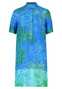 Abito a maniche corte di un vivace blu, con motivi paisley verdi e gialli, dotato di chiusura con bottoni e una vestibilità ampia.