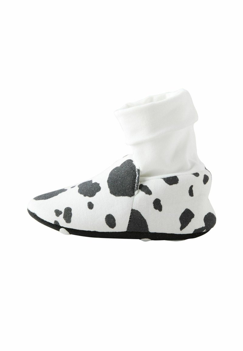 Botines suaves de diseño cónico con un patrón en blanco y negro, que cuentan con un puño blanco plegable y una suela negra. Adecuados para niños.
