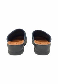 Scarpe nere senza lacci con retro arrotondato, suola in gomma e soletta in pelle marrone chiaro con dettaglio del logo impresso.