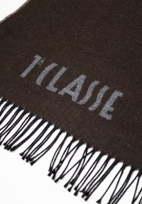 Sciarpa marrone con frange, caratterizzata da una scritta grigia prominente "T'CLASSE." Texture morbida e forma rettangolare.