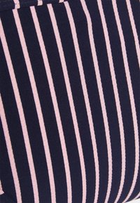 Tecido listrado em azul-marinho e rosa com linhas verticais. A textura parece suave e entrelaçada, com um padrão consistente em toda a superfície.