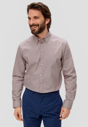 Gestreept overhemdd in bordeauxrood en wit, met een button-down kraag, lange mouwen en een knoopsluiting aan de voorkant. Gecombineerd met blauwe kostuumbroek.