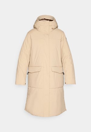 Beige hosszú steppelt téli kabát kapucnival, elöl cipzárral, amelyet fedél rejt, és két elülső fedeles zsebbel, fehér háttér előtt bemutatva.