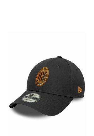 Schwarze Mütze mit gebogenem Schirm, ausgestattet mit einem gestickten orangefarbenen AC Milan-Logo und dem Design "1699". Hergestellt aus strapazierfähigem Stoff mit Belüftungslöchern.