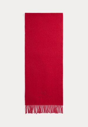 Sciarpa rettangolare rossa con estremità sfrangiate e logo Ralph Lauren goffrato sottile vicino a un bordo su sfondo bianco.
