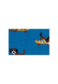 Tessuto con uno sfondo blu vibrante, decorato con cani marroni giocosi su skateboard gialli, dettagliati con ruote rosse e pose varie.