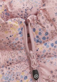 Vadderad rosa jacka med blommönster i blått och gult, med dragkedjestängning och strukturerad tyg med en slät yta.