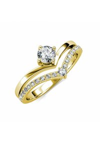 Gouden ring met een centrale ronde diamant en een gedraaide ontwerp, verfraaid met kleinere diamanten langs één kant van de band.