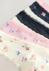 Țesătură în dungi cu benzi roz, bleumarin și albe, având margini din dantelă și mici motive imprimate cu dulciuri, funde și animale.