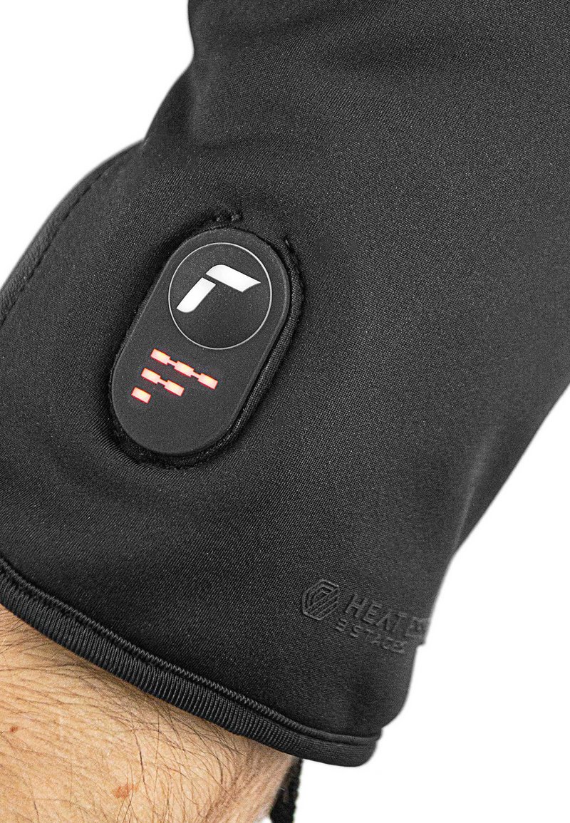 Gant chauffant noir en tissu lisse et flexible, doté d'un bouton de contrôle rond avec des indicateurs LED rouges et d'un logo sur la zone du poignet.
