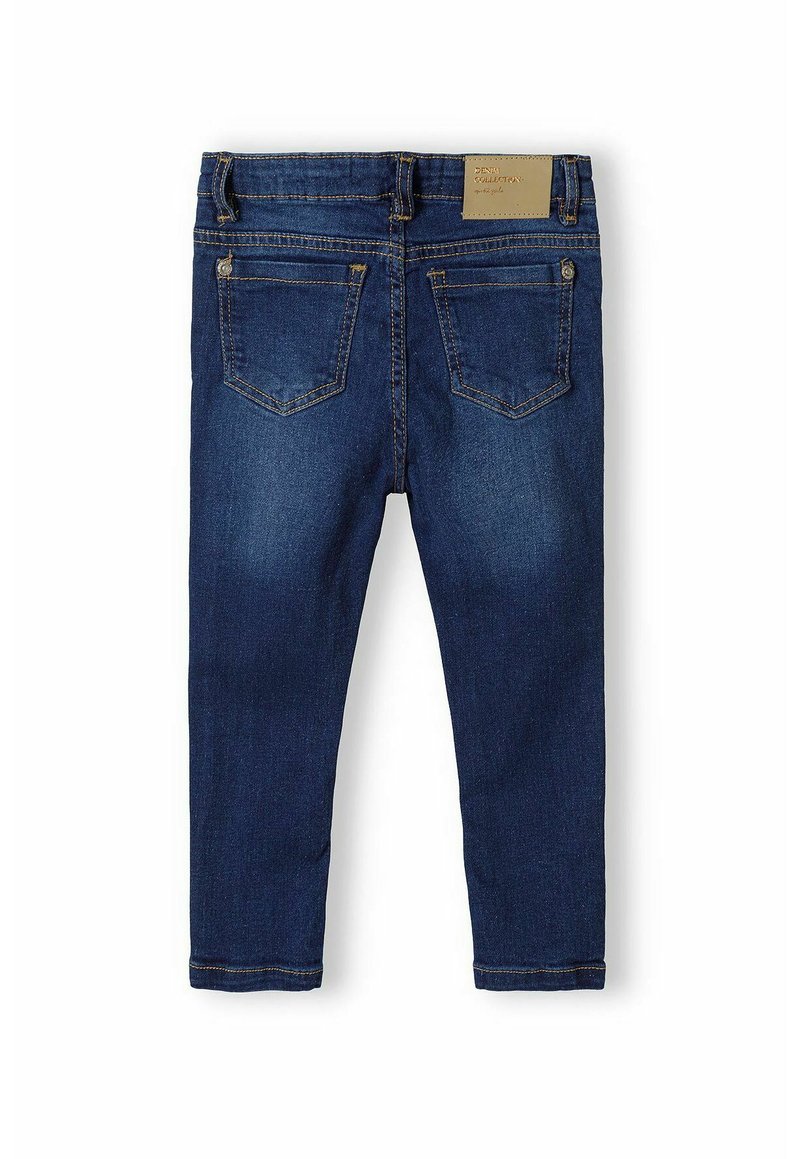 Dunkelblaue Denim-Jeans mit glatter Oberfläche, ausgestattet mit fünf Taschen, einem Lederlabel am Bund und goldenen Stickereien.