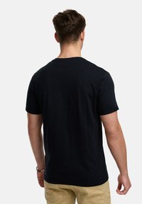 Sort kortærmet t-shirt med rund hals, blød tekstur og en afslappet pasform, uden synlige logoer eller mønstre.