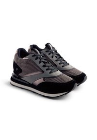 Zapatillas deportivas en negro, gris y malla rosa, con un upper texturizado, cuello acolchado y suela negra en contraste. Con logotipo en acento.