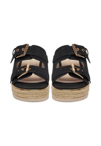 Čierne platformové sandále s dvoma širokými remienkami so zlatými prackami, podrážkou zo splietanej juty a čiernou polstrovanou stielkou.