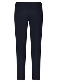 Tengerészháború kék, elasztikus derékú nadrág, amely testhezálló fazonú, két hátsó zsebbel és sima szövettextúrával rendelkezik.