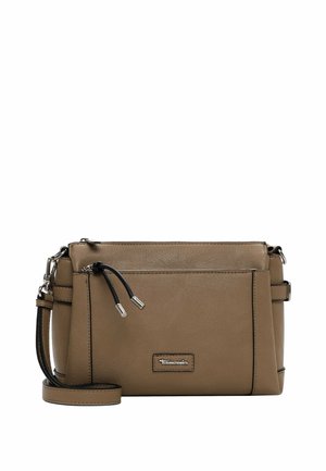 Sac bandoulière en cuir tan avec une sangle réglable, un compartiment principal zippé, une poche zippée à l'extérieur et des accents en métal argenté.