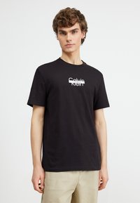 Calvin Klein CUT THROUGH LOGO - Apdrukāts T-krekls - black