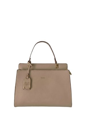 Sac à main rectangulaire en cuir beige avec une bandoulière, une quincaillerie dorée et une étiquette suspendue embossée avec "GMV Gianmarco Venturi."