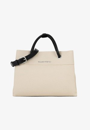 Bolso tote beige de Valentino con asas de cuero negro y correa de hombro ajustable, hebilla plateada y logo de Valentino en el frente.