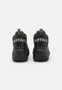 Juodos aukštos sportbačiai su paminkštintu audiniu, guminėmis išorinėmis dalimis ir galiniais kilpeliais. "BUFFALO" užrašas balta spalva ant nugaros. Lygus paviršius.