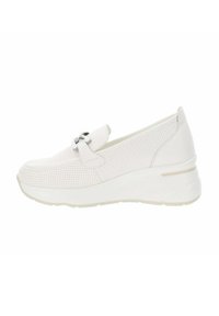 Scarpa slip-on bianca perforata con punta arrotondata e suola leggermente elevata. Presenta un accento metallico sulla cinghia.