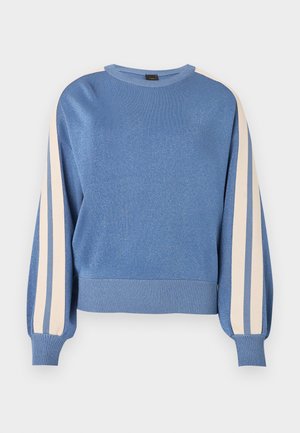 Μπλε πλεκτό πουλόβερ με μακριά μπαλονοειδή μανίκια που διαθέτουν δύο κάθετες λευκές ρίγες το καθένα, ριμπ μανσέτες, ρίγα και στρογγυλή λαιμόκοψη.