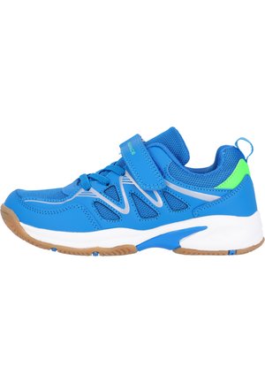 Chaussure de sport bleue avec une tige en maille, dotée d'une sangle à crochet et boucle, d'une semelle intermédiaire blanche et d'une semelle extérieure en caoutchouc gomme. Accents verts notables.