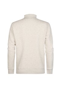 Jasno beżowy sweter z fakturowanej tkaniny, z wysokim kołnierzem i długimi rękawami. Posiada prążkowane mankiety i dół dla dopasowanego wyglądu.