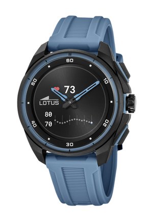 Montre connectée avec cadran noir et lunette bleue, affichant une fréquence cardiaque de 73 bpm, bracelet en silicone bleu et logo LOTUS sur le cadran.