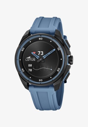 Smartwatch z czarną tarczą i niebieską obwódką, pokazujący tętno 73 bpm, niebieski silikonowy pasek oraz logo LOTUS na tarczy.