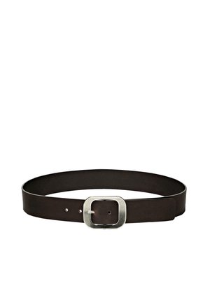 Ceinture en cuir marron foncé avec une boucle carrée en métal argenté et trois trous de réglage sur fond blanc.