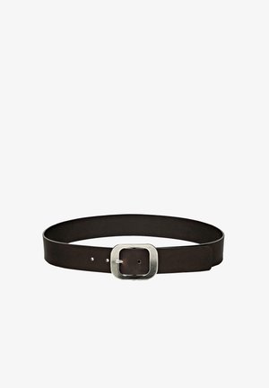 Dunkelbrauner Ledergürtel mit einer quadratischen silbernen Metallschnalle und drei Verstelllöchern vor weißem Hintergrund.