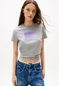 Tommy Jeans GRADIENT FLAG  - Camiseta estampada - grey htr