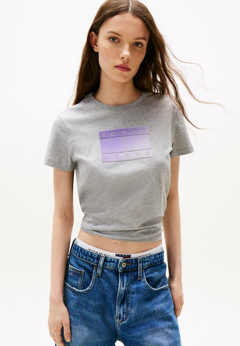 Tommy Jeans GRADIENT FLAG  - Camiseta estampada - grey htr