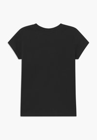 Czarny bawełniany t-shirt z krótkim rękawem, z okrągłym dekoltem i gładkim tyłem bez grafik ani ozdób.