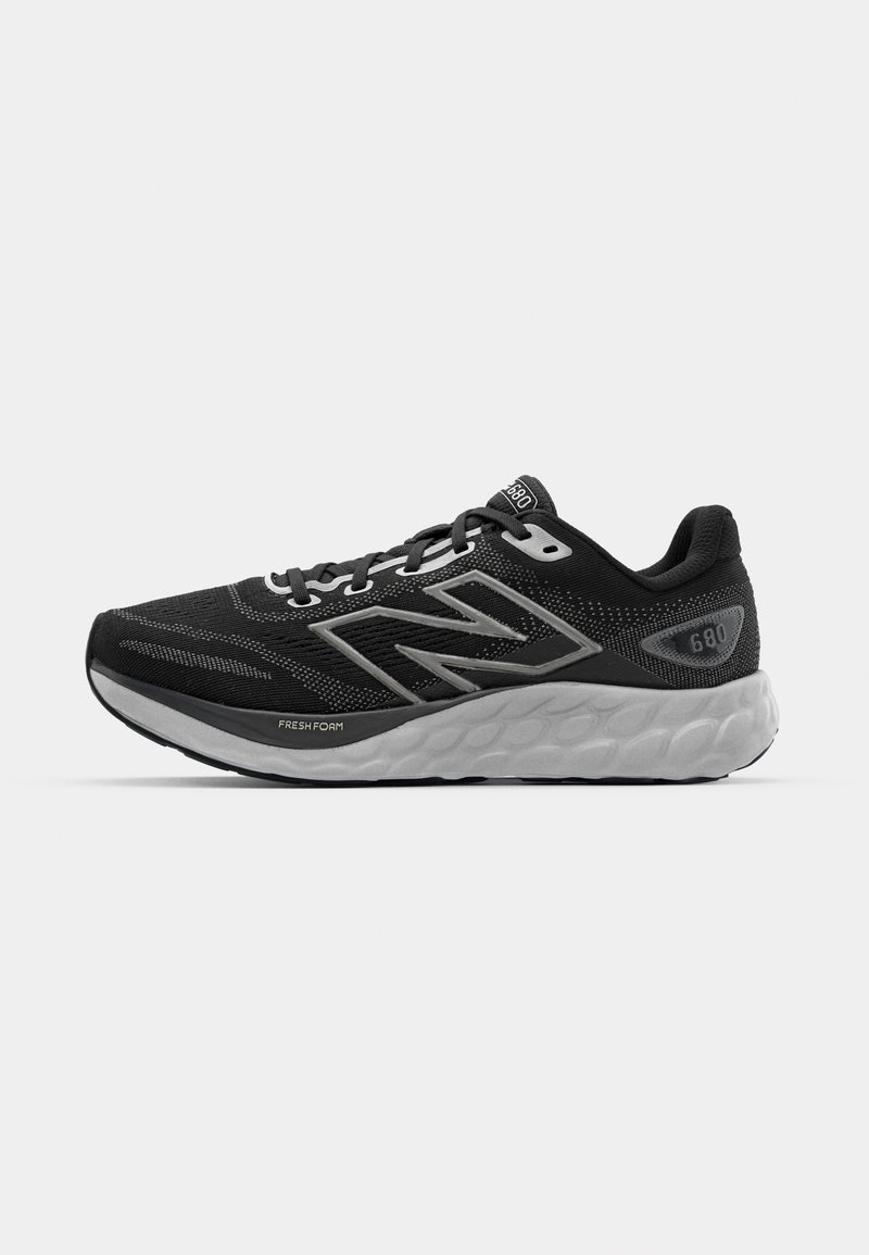 Zapatilla deportiva negra con parte superior de malla, acentos grises texturizados, cordones y suela acolchada. Presenta la marca "Fresh Foam" en el lateral.