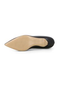 Punta nera in pelle con punta affusolata e suola sintetica beige. Presenta una tomaia liscia e suola testurizzata per una presa migliore.
