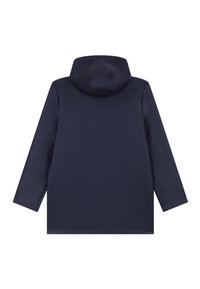 Giacca impermeabile blu navy con cappuccio, maniche lunghe e texture liscia; presenta un taglio dritto e nessun hardware o decorazioni visibili.